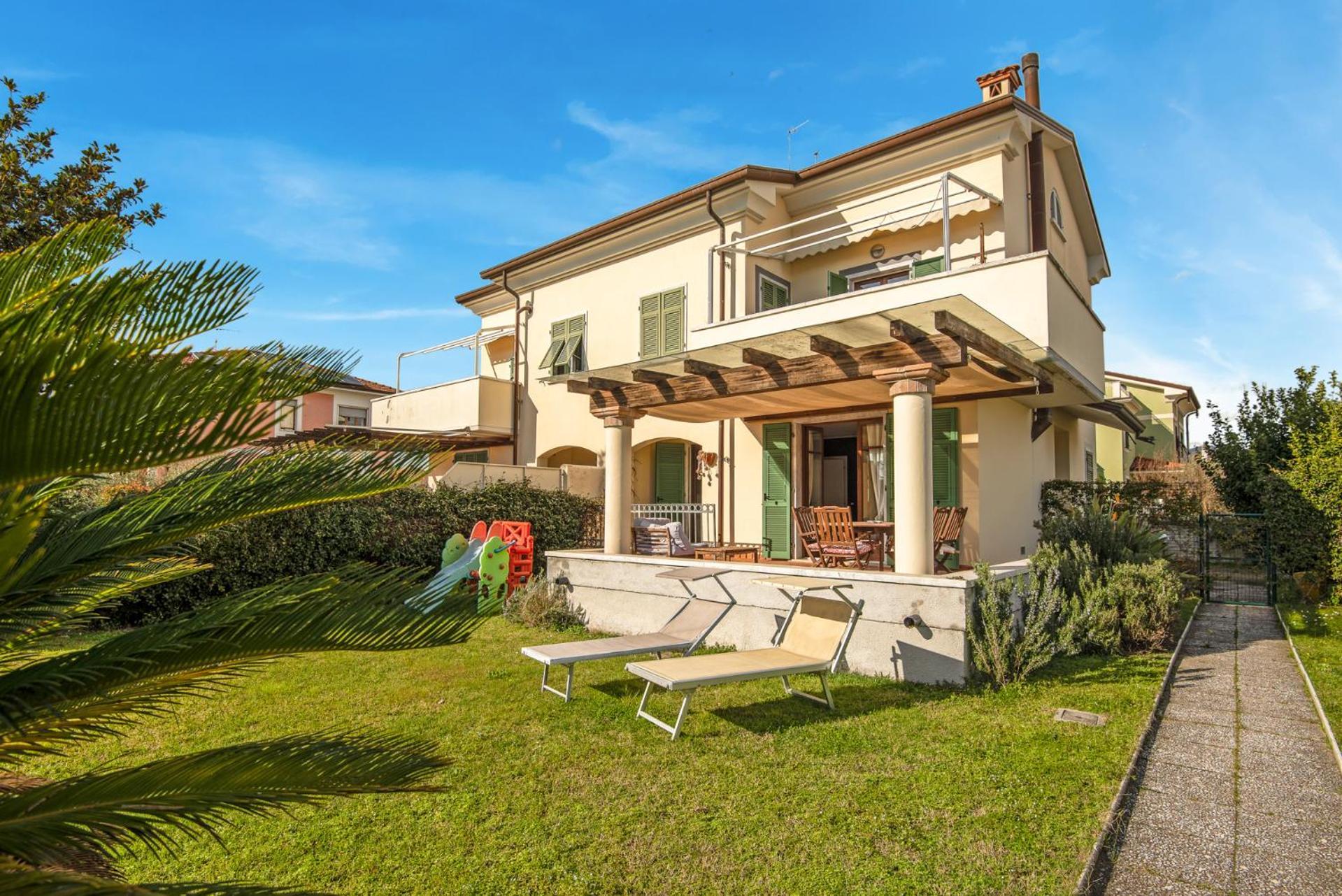 Splendido Monolocale Con Spazioso Giardino E Veranda A 500 Mt Dal Mare Marina Di Carrara Exterior foto